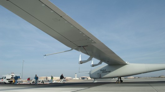 Global Observer của hãng AeroVironment dài 21m, sải cánh 53m, có thể thực hiện cuộc tuần tra ở độ cao 17-20km, tầm hoạt động khoảng 1800m.